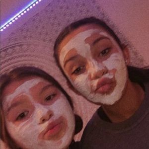 Meet your Posher, Amira